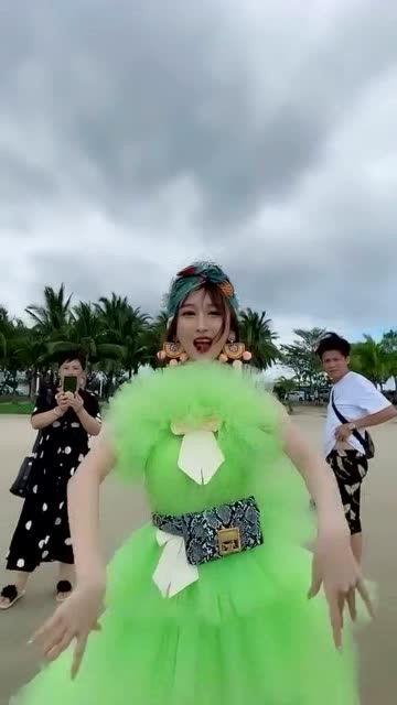 网红小孩在海边跳舞,海边舞动青春风采