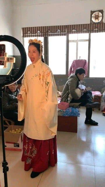 网红小伙在家带孩子视频,温馨瞬间，笑点满满